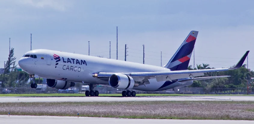 Boeing 767F de LATAM Cargo aterrizando.