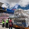 Carga de flores a un Boeing 777 de LATAM Cargo.