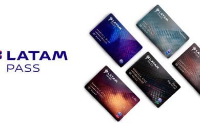 Logo y tarjetas de LATAM Pass.