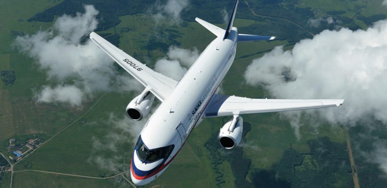 Sukhoi SuperJet 100 en vuelo.
