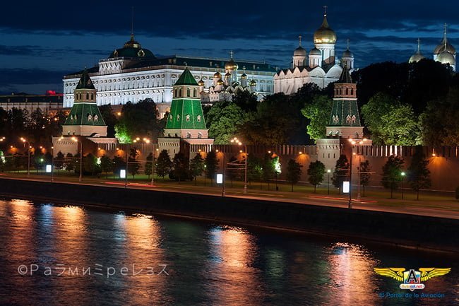 Vista nocturna del Kremlin en Moscú, Rusia.