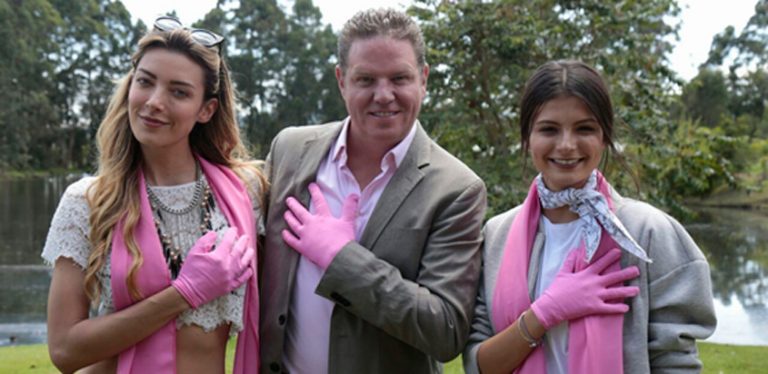 Norma Nivia, William Shaw, CEO y fundador de VivaColombia, y Camila Quintero, modelo Calendario Viva.