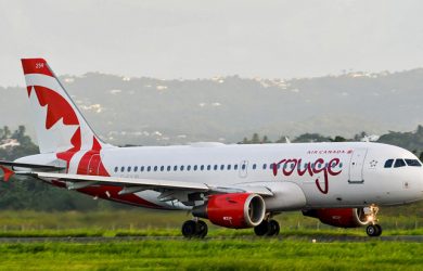 Airbus A319 de Air Canada Rouge en rodaje.