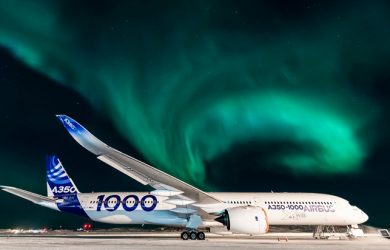 Airbus A350-1000 con la Aurora Boreal de fondo.