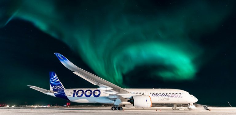 Airbus A350-1000 con la Aurora Boreal de fondo.