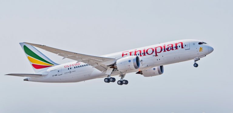 Boeing 787-8 de Ethiopian Airlines, despegando de Everett.