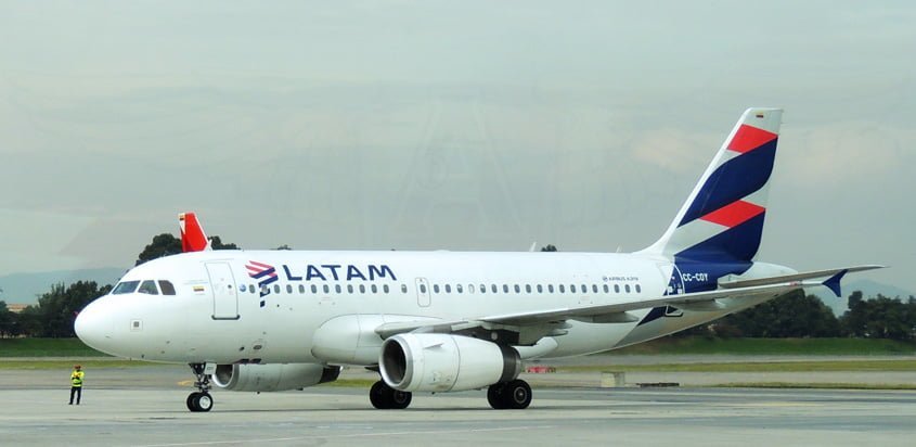 Airbus A319 de LATAM Airlines en plataforma.