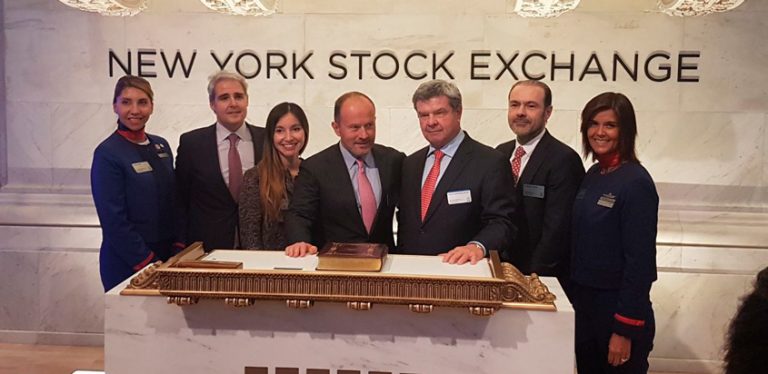 Personal de LATAM Airlines en la Bolsa de Valores de Nueva York.