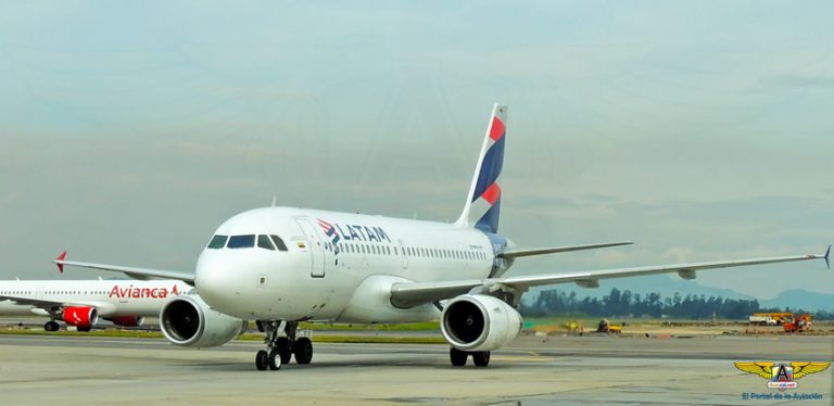 Airbus A319 de LATAM Airlines, en rodaje, en Bogotá.
