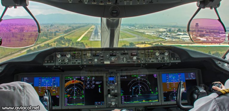 Cabina Boeing 787 en Aproximación a Bogotá