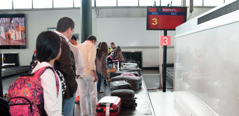 Retiro de Equipaje en el Terminal Puente Aéreo de Avianca en Bogotá.