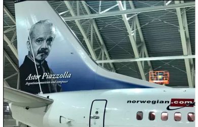 Boeing 737-800 de Norwegian Air Argentina en homenaje a Astor Piazzolla.