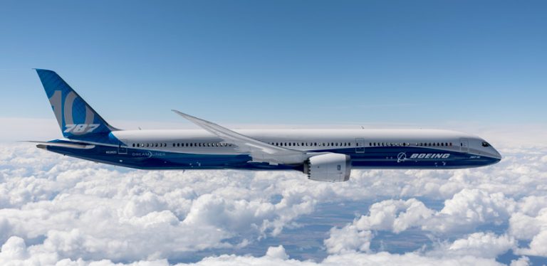 Boeing 787-10 en vuelo.