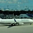 Boeing 737-800 de Copa Airlines siendo remolcado en Miami.