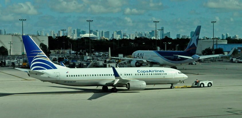 Boeing 737-800 de Copa Airlines siendo remolcado en Miami.