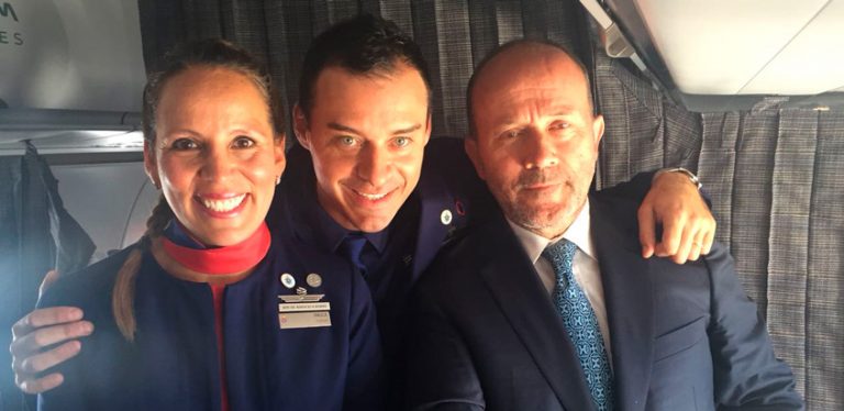 Auxiliares de vuelo se casan en Vuelo del Papa Francisco en Chile.