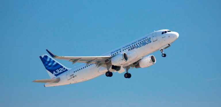 Despegue de un Airbus A320 con Sharklets.