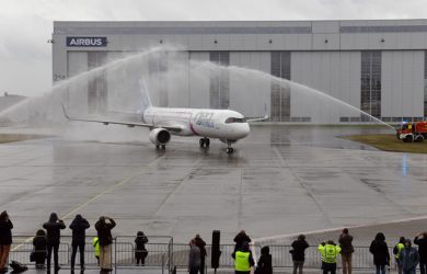 Airbus A321LR aterrizando luego de su primer vuelo.