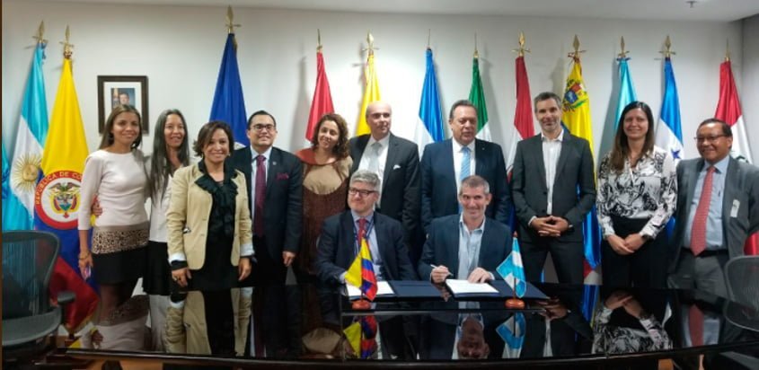 Autoridades de Argentina y Colombia firman nuevo acuerdo de conectividad aérea.