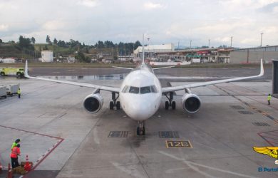 Airbus A320 siendo bautizado en el vuelo inaugural Lima-Medellín de LATAM.