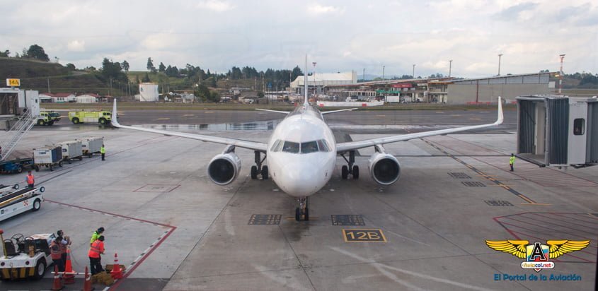 Airbus A320 siendo bautizado en el vuelo inaugural Lima-Medellín de LATAM.