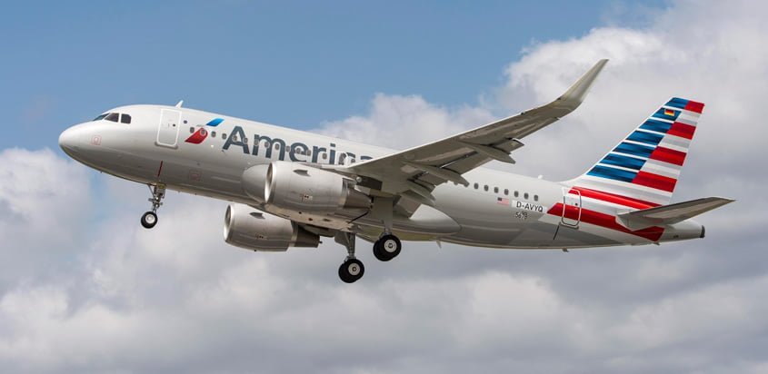 Airbus A319 de American Airlines despegando.