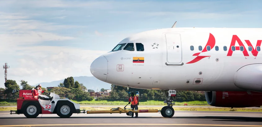 Remolque atrás a un Airbus A319 de Avianca.