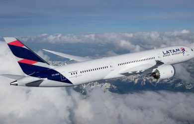 Boeing 787-9 de LATAM Airlines, volando sobre la Cordillera de Los Andes.
