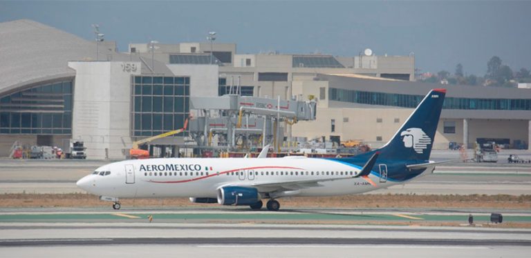 Boeing 737-800 de AeroMéxico en el Aeropuerto Internacional de Los Ángeles.