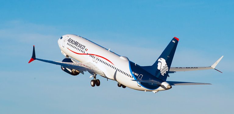 Boeing 737-8 MAX de AeroMéxico, despegando de Boeing Field.