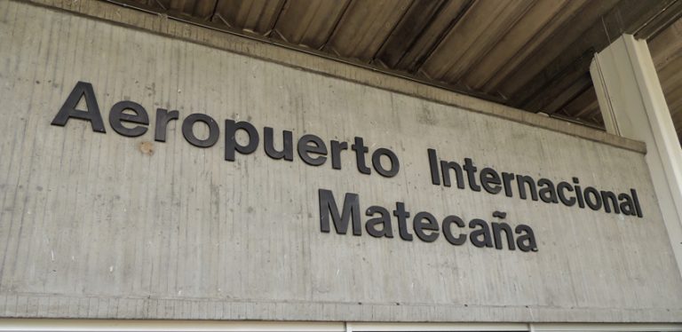 Fachada exterior del Aeropuerto Internacional Matecaña de Pereira.