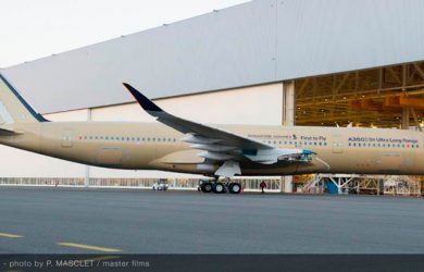 Primer A350ULR sale de línea de ensamblaje.