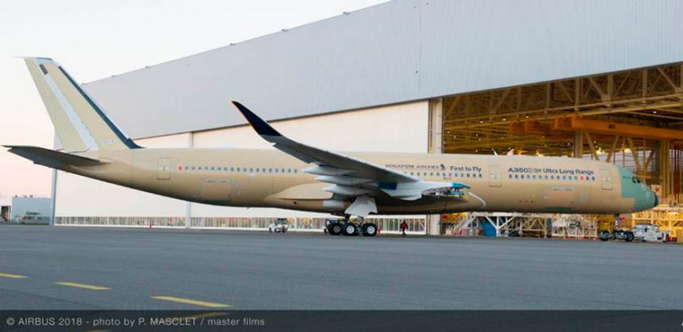 Primer A350ULR sale de línea de ensamblaje.