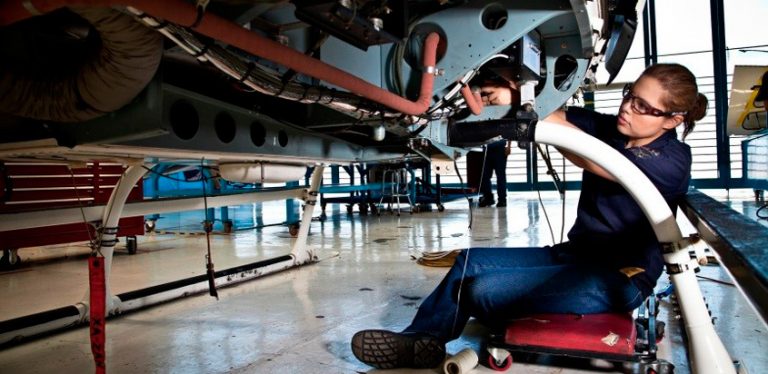 Marisol Meza de México, en reparación de un helicóptero.
