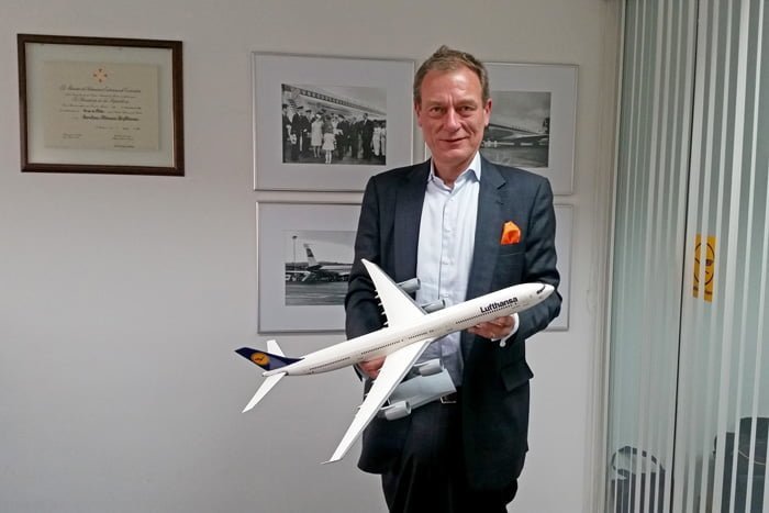Antonio Cuoco, Director General de Lufthansa para la región, sostiene un modelo a escala de un Airbus A340-600.