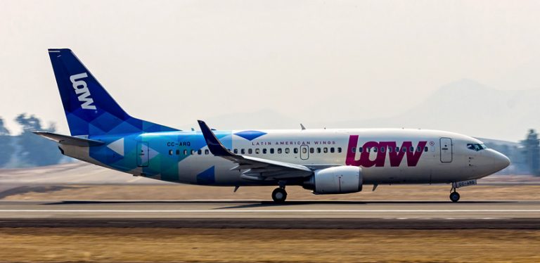 Boeing 737-300 de LAW aterrizando en Santiago de Chile.