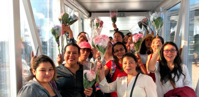 Mujeres que conocieron el mar gracias a VivaColombia.