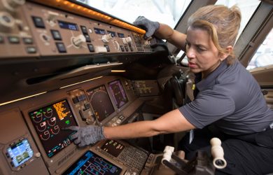 Zulma Gallego en trabajo de mantenimiento de un avión de American Airlines.