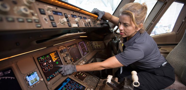 Zulma Gallego en trabajo de mantenimiento de un avión de American Airlines.