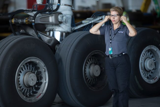 Zulma Gallego, Mecánica de Aviación de American Airlines, en labores de mantenimiento.