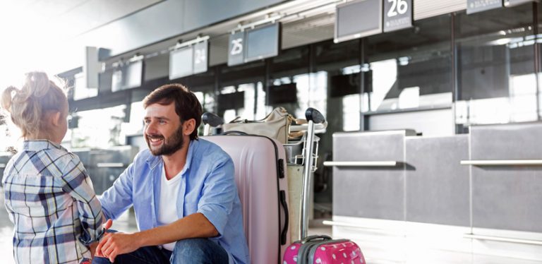 Menores viajando por avión.