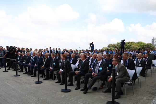 Ceremonia de entrega del primer Embraer E190-E2 a Wideroe, en Brasil.