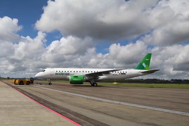 Embraer E190-E2 de Wideroe en su entrega oficial a la aerol&iacute;nea.