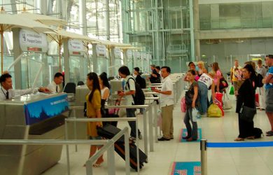 Tráfico de pasajeros en un aeropuerto.