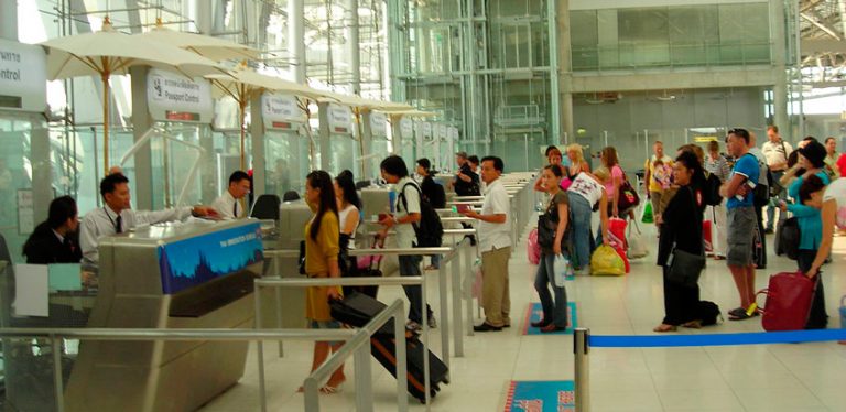 Tráfico de pasajeros en un aeropuerto.