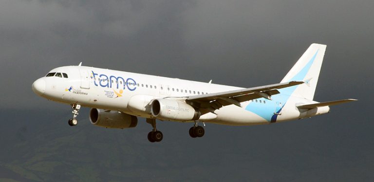 Airbus A320 de Tame aterrizando.
