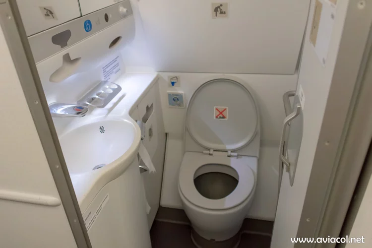 Baño del nuevo Airbus A330-300 de Avianca.