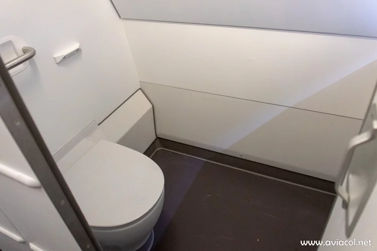 Baño para discapacitados del nuevo Airbus A330-300 de Avianca.
