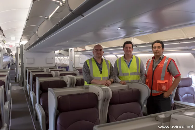 Equipo humano de Avianca a cargo del traslado y transformación del Airbus A330-300.