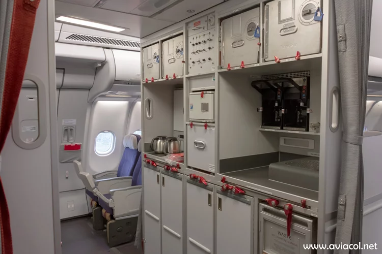 Galley del medio del nuevo Airbus A330-300 de Avianca.